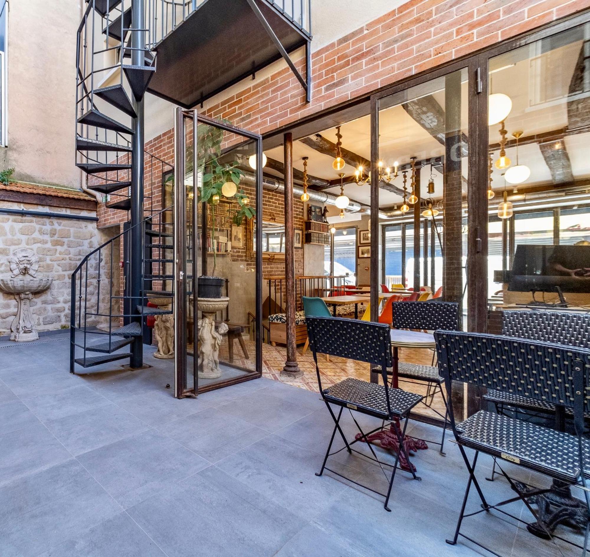 Fraternity-hotel